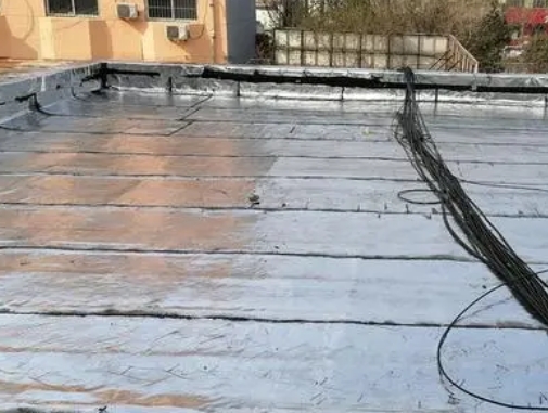 邵东卫生间漏水维修公司分享下邵东屋面楼顶防水刚性防水层施工要点。